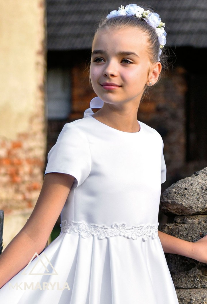 satynowa sukienka komunijna z kontrami na spódnicy