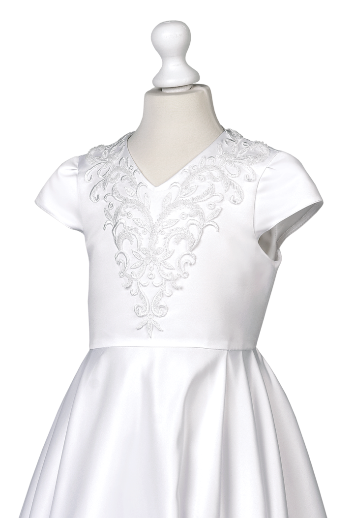 satynowa sukienka do komunii z ozdobą na przodzie