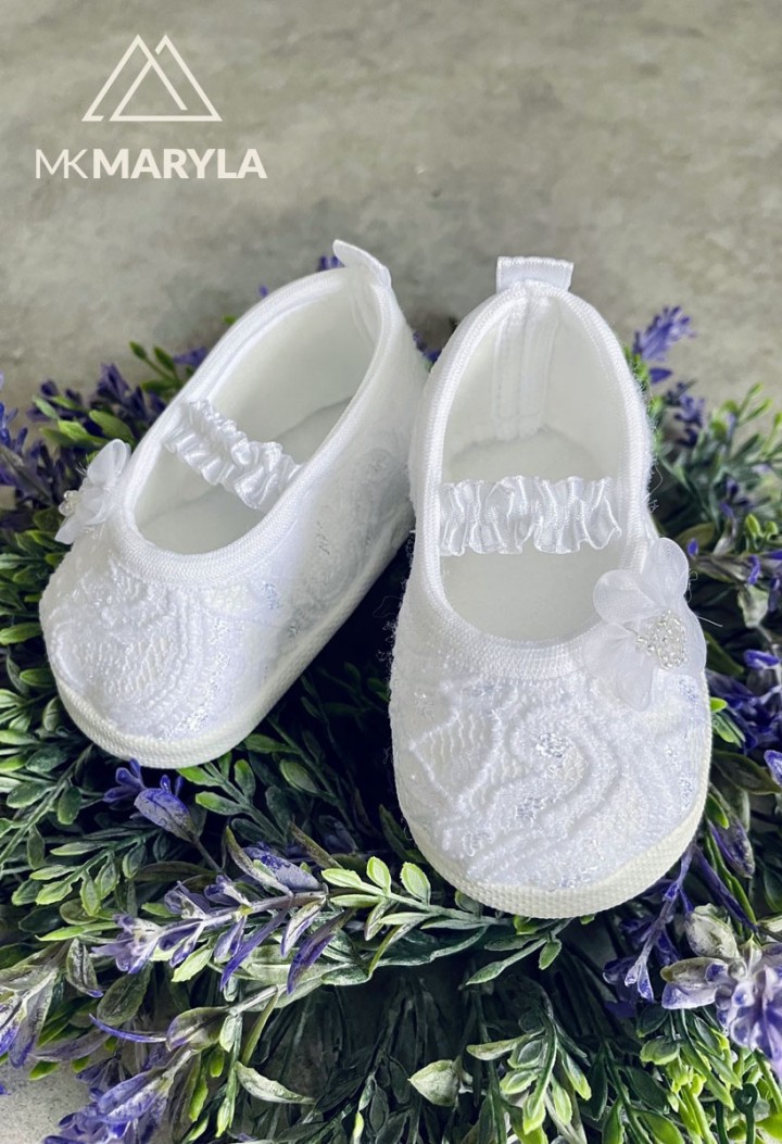 weiße Spitzenschuhe zur Taufe