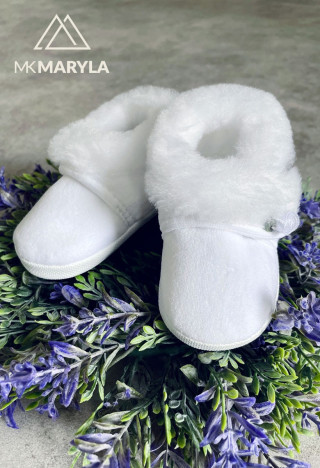 Isolierte Schuhe für die Kindertaufe