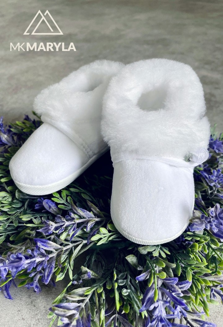 Isolierte Schuhe für die Kindertaufe