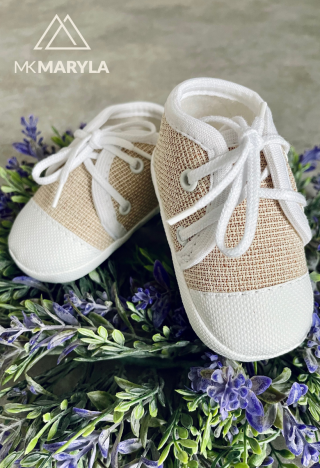 beigefarbene Schuhe zur Taufe und zum Geburtstag