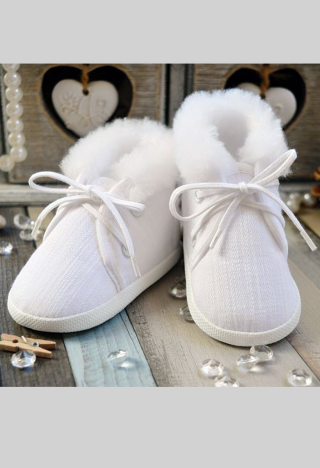 klasyczne buciki z białego lnu, sznurowane