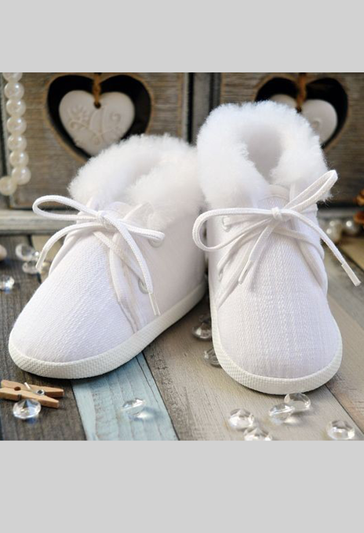 Klassische weiße Leinenschnürschuhe