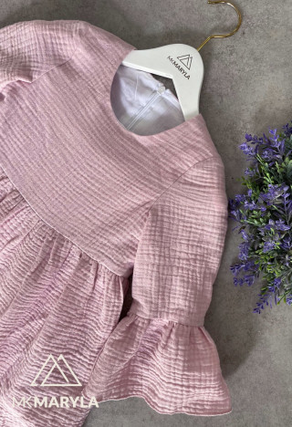 Zartes Mädchenkleid in Puderrosa mit entzückenden ausgestellten Ärmeln. Hersteller MKMaryla