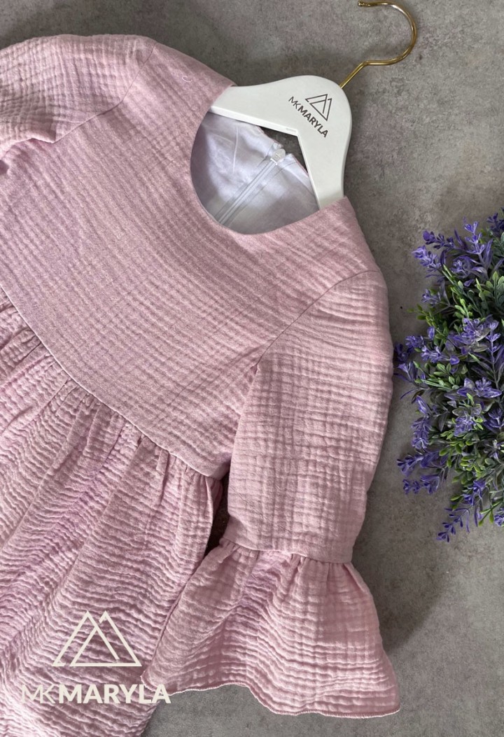 Zartes Mädchenkleid in Puderrosa mit entzückenden ausgestellten Ärmeln. Hersteller MKMaryla