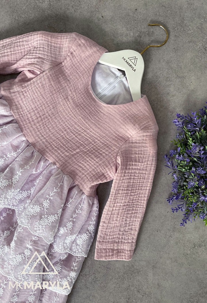 Schönes Musselin-Kleid mit zarter Spitze - MKMaryla