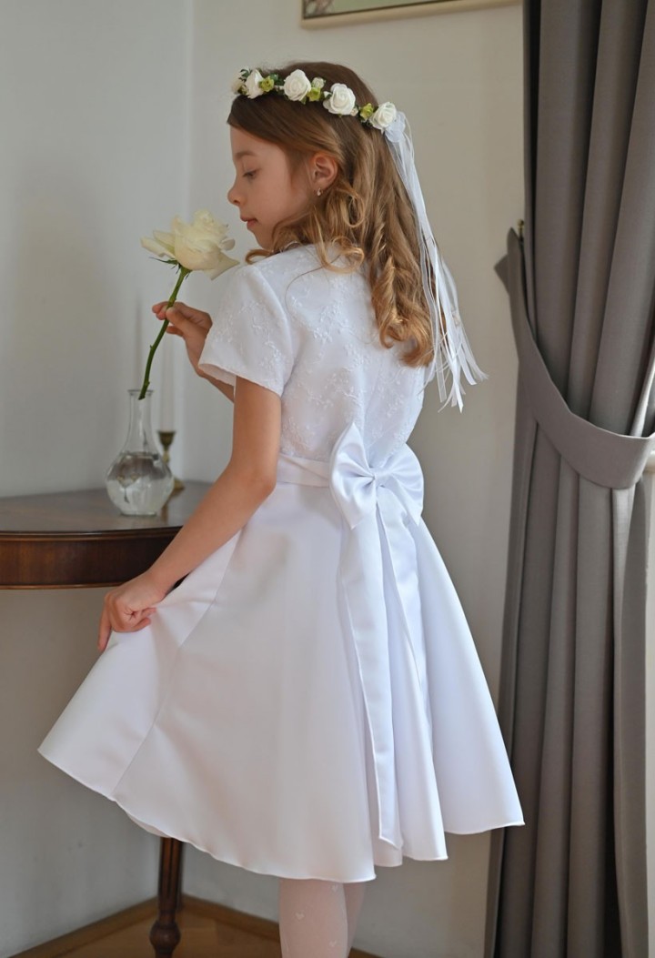 Kleid zum Anziehen nach der Kommunion