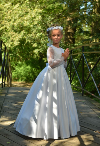 Sukienka komunijna Elza 000 prezentuje się elegancko, ale i nowocześnie. MKMaryla