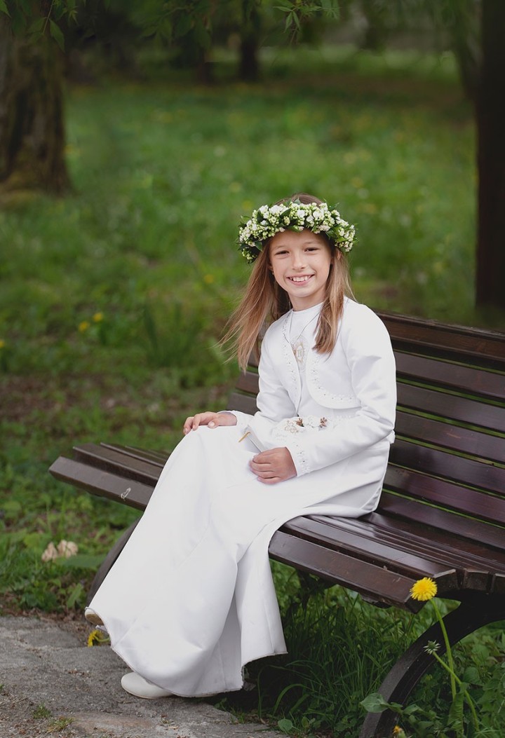 Delikatna satynowa sukienka na Pierwszą Komunię w zestawie z bolerkiem - Celinka 103 - MKMaryla