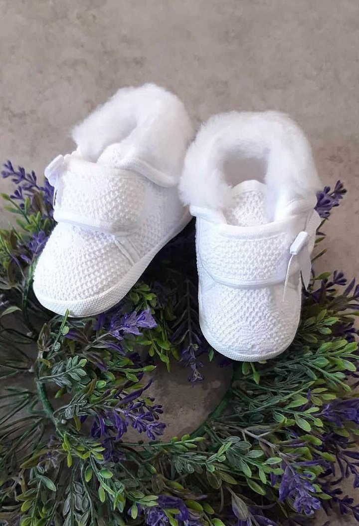 Isolierte Schuhe für die Kindertaufe