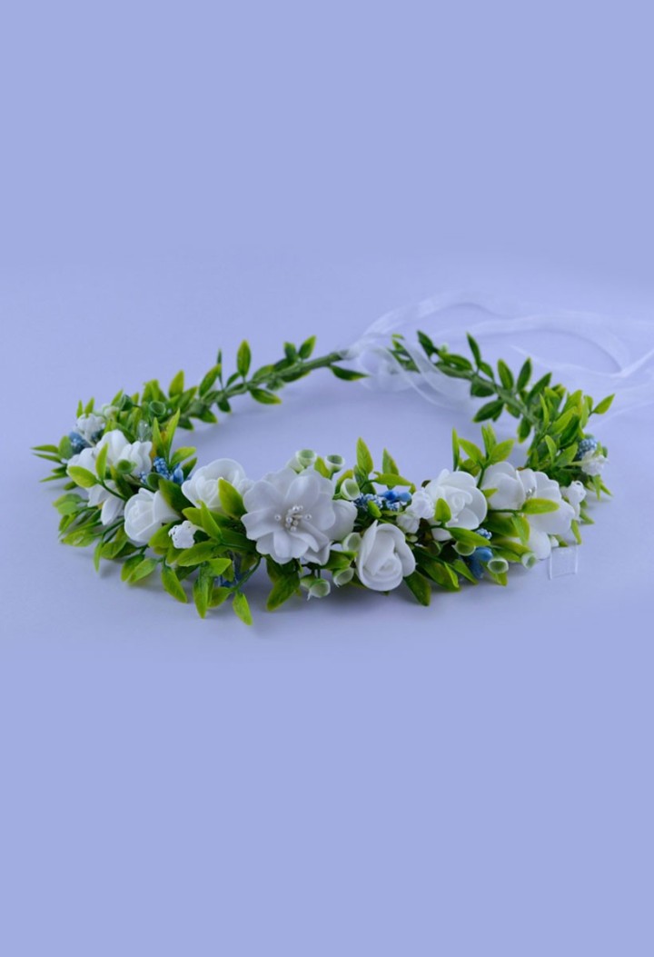 Die Girlande KA-W22 ist ein originelles Kommunionszubehör, das an echte Blumen erinnert und ideal für die Erstkommunion ist.