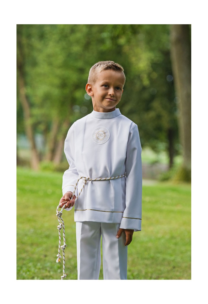 Krótka komża komunijna delikatnym zdobieniem cienką taśmą Bartosz 049 - MKMaryla