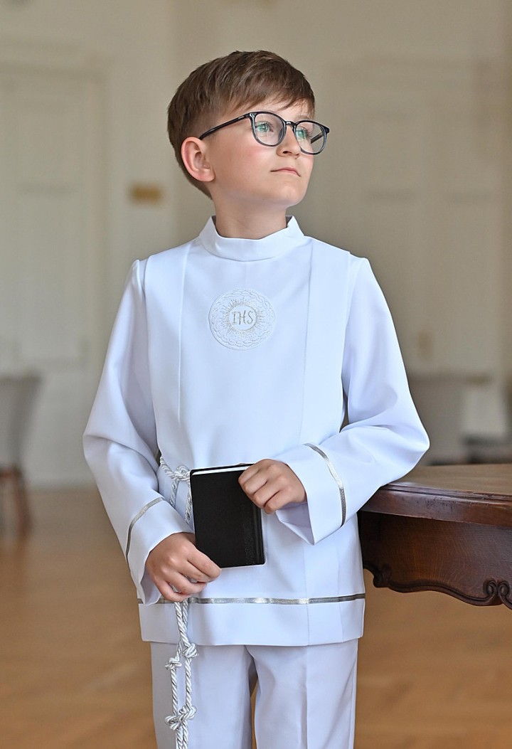 Kurzes Kommunionsgewand für einen Jungen mit zarter Verzierung - MKMaryla