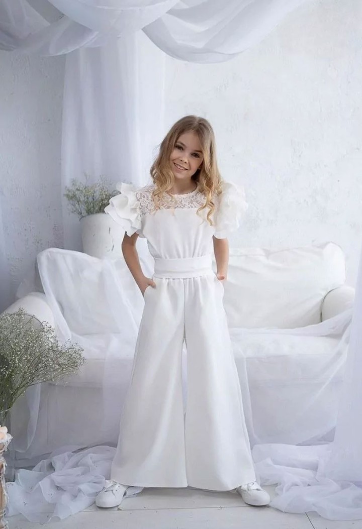 Cream-colored jumpsuit for girls with lace