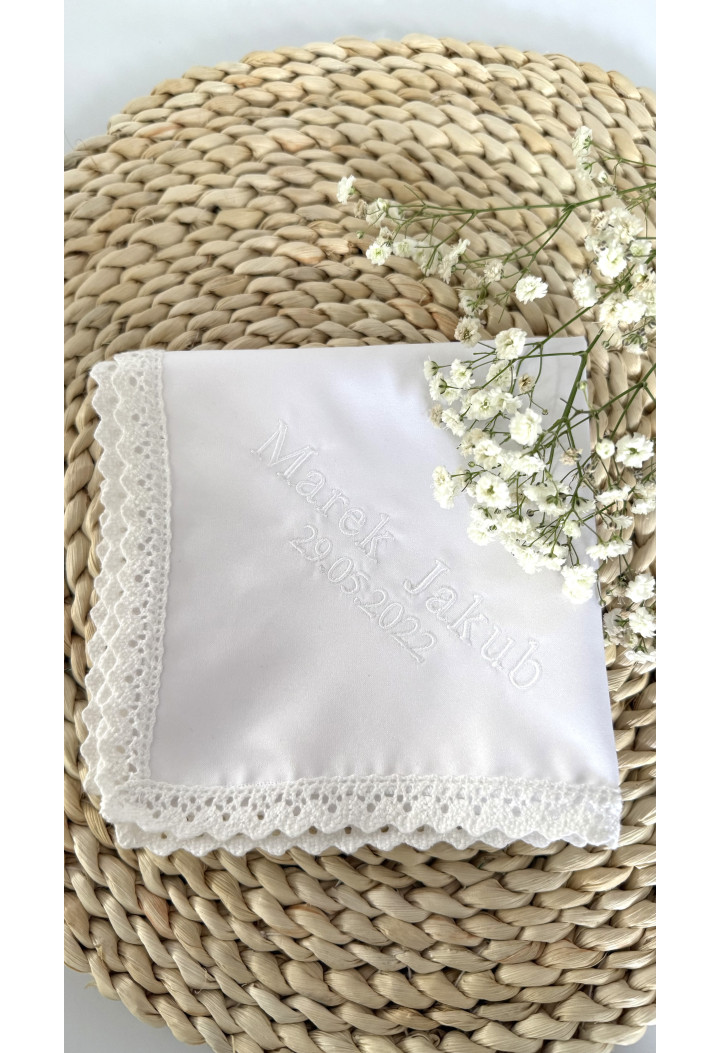 Szatka do chrztu z białym haftem