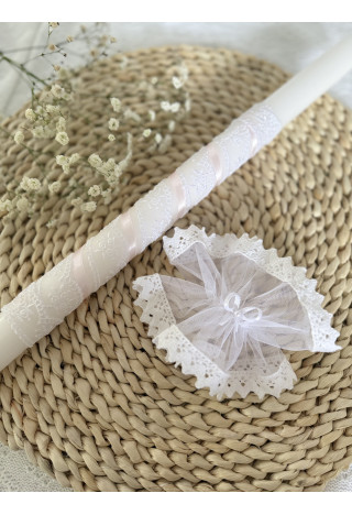 Klasyczna świeca na chrzest – różowa, zdobiona koronką i tasiemką.