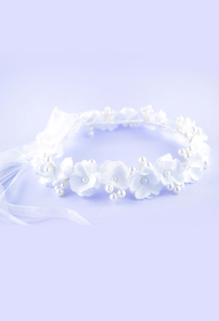 tradycyjny biały wianek ze złotymi delikatnymi elementami