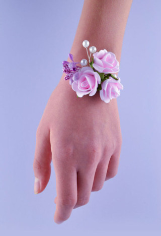 ozdoba na rękę różowe kwiaty