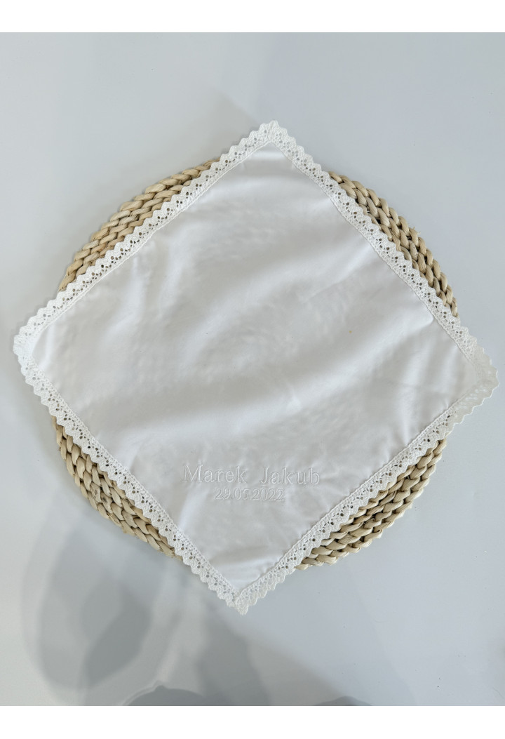Szatka do chrztu z białym haftem