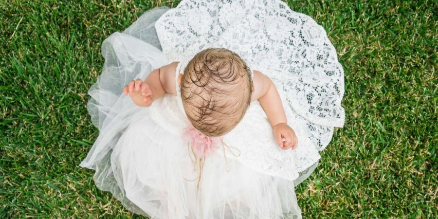 Sukienki do chrztu – Jakie materiały dla wrażliwej skóry dziecka?