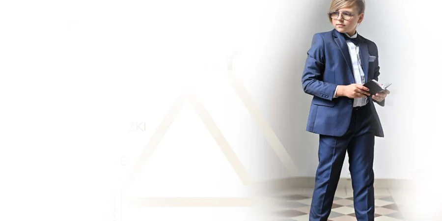 Podwijanie spodni przy użyciu taśmy termo.