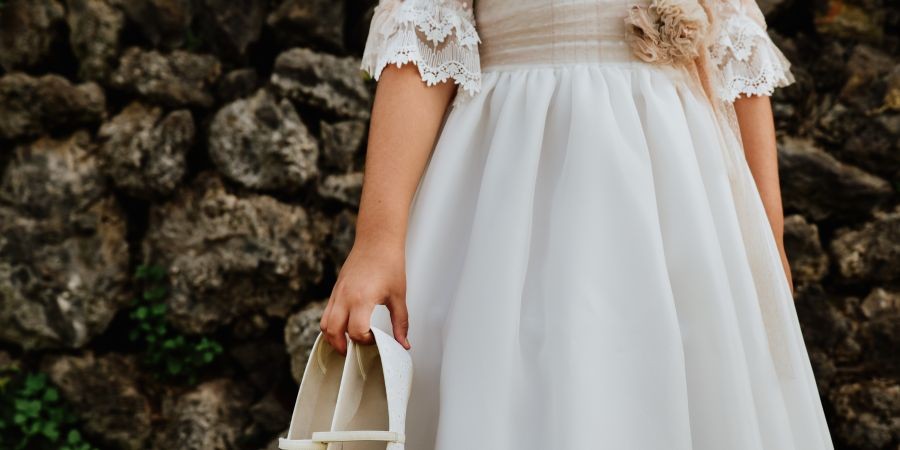 Sweterek do chrztu: jak wybrać okrycie dla małej księżniczki?