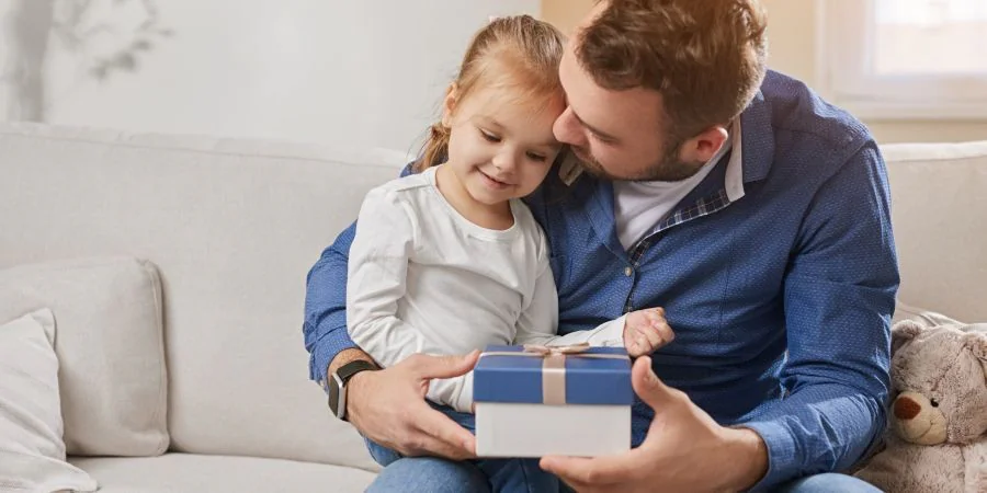 Wyjątkowe prezenty na chrzciny od ojca chrzestnego dla dziewczynki