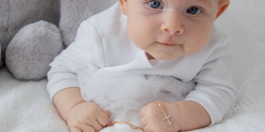 Różnorodność i symbolika szatek do Chrztu: od tradycji po personalizację