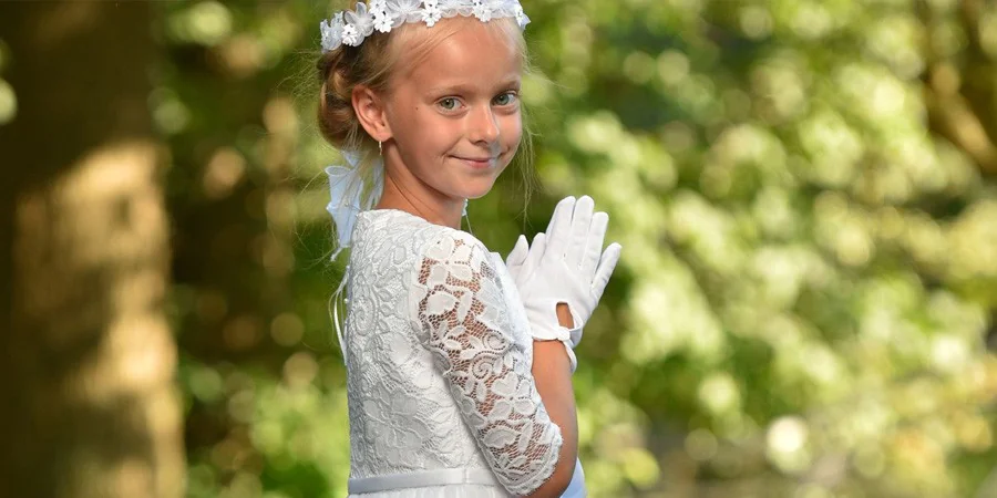 Rękawiczki do Komunii - niezbędny dodatek czy przerost formy nad treścią?