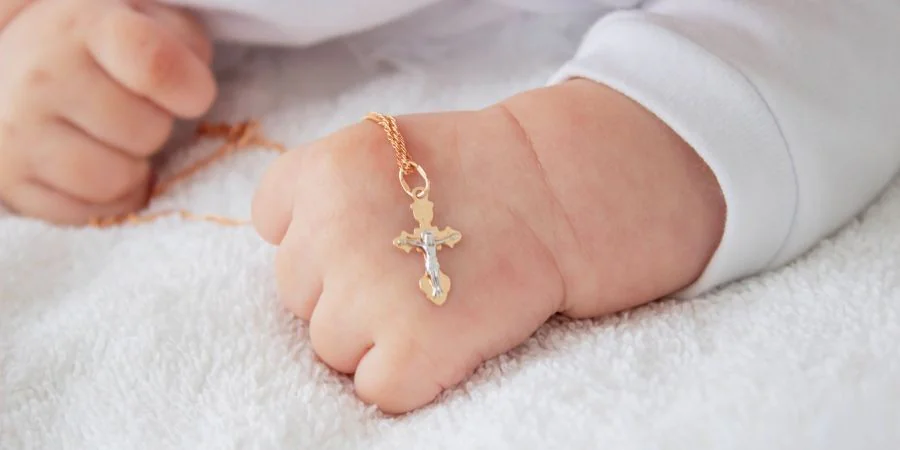 Złota biżuteria na Chrzest dla dziewczynki – klasyka wśród upominków