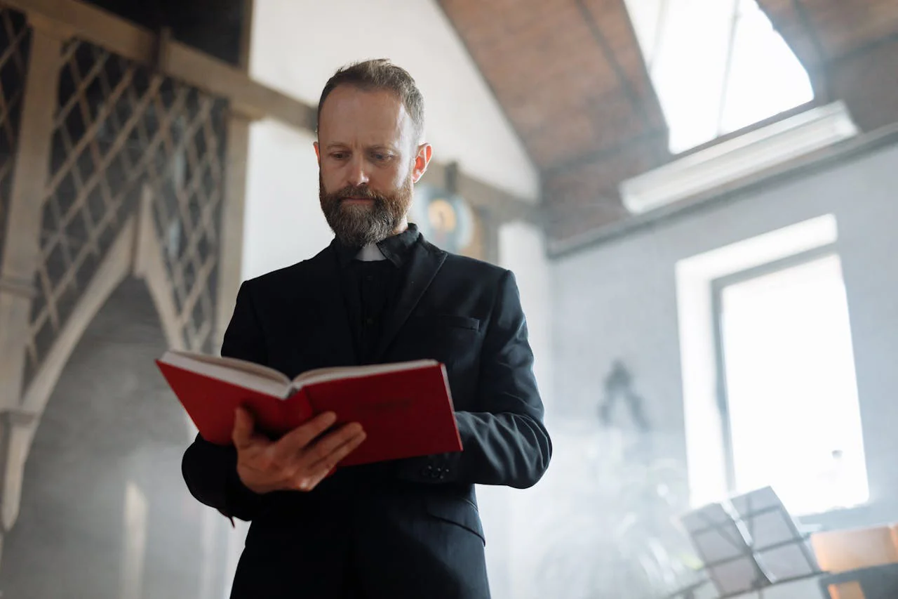 Sutanna księdza - znaczenie i historia stroju duchownego Sutanna księdza - znaczenie i historia stroju duchownego