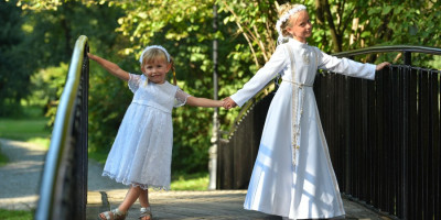Długa, biała sukienka na komunię - konieczność czy siła przyzwyczajenia?