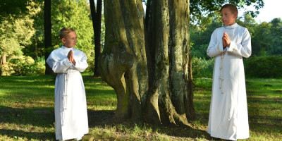 Zamówienia grupowe na ubrania komunijne - wady i zalety