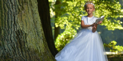 Sukienki okolicznościowe na przyjęcie - trendy na komunię 2021