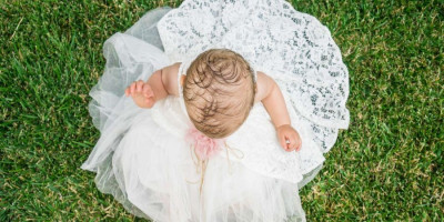 Sukienki do chrztu – Jakie materiały są najlepsze dla wrażliwej skóry dziecka?